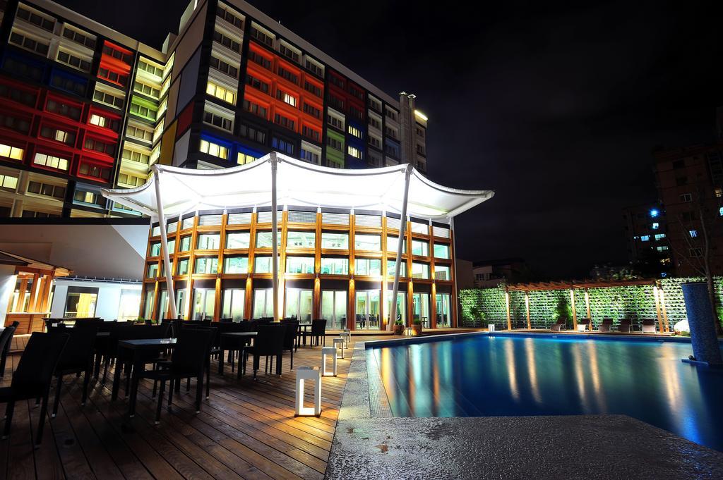 Chateau De Chine Hotel Hualien Eksteriør billede The swimming pool at the hotel