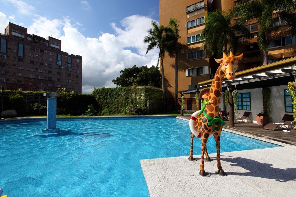 Chateau De Chine Hotel Hualien Eksteriør billede Swimming pool at the hotel