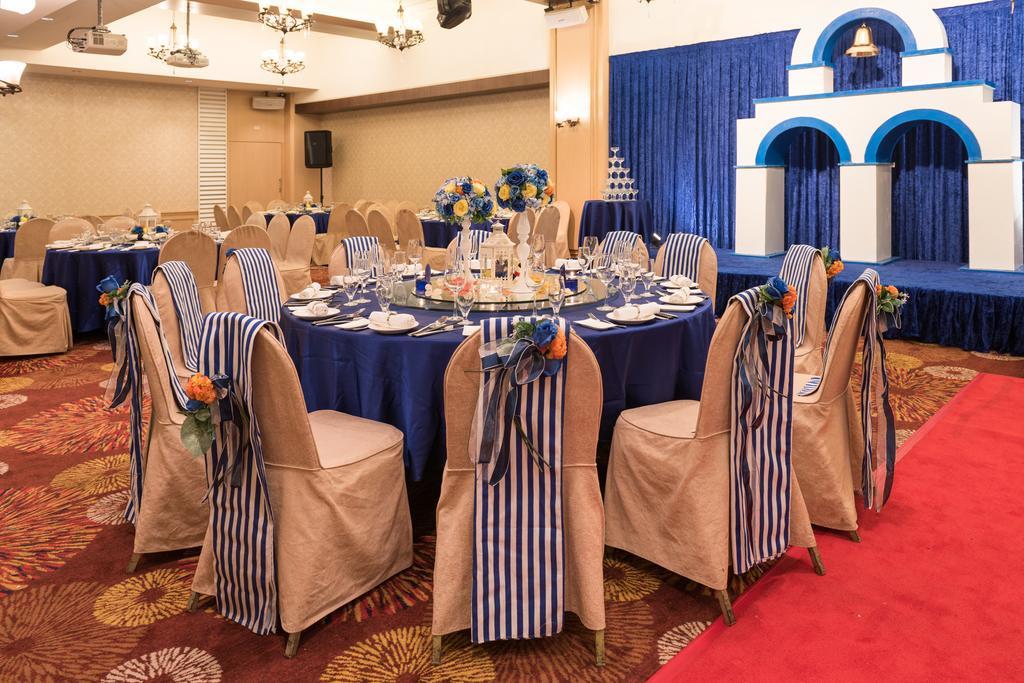 Chateau De Chine Hotel Hualien Eksteriør billede A wedding reception at the Royal Garden Grove