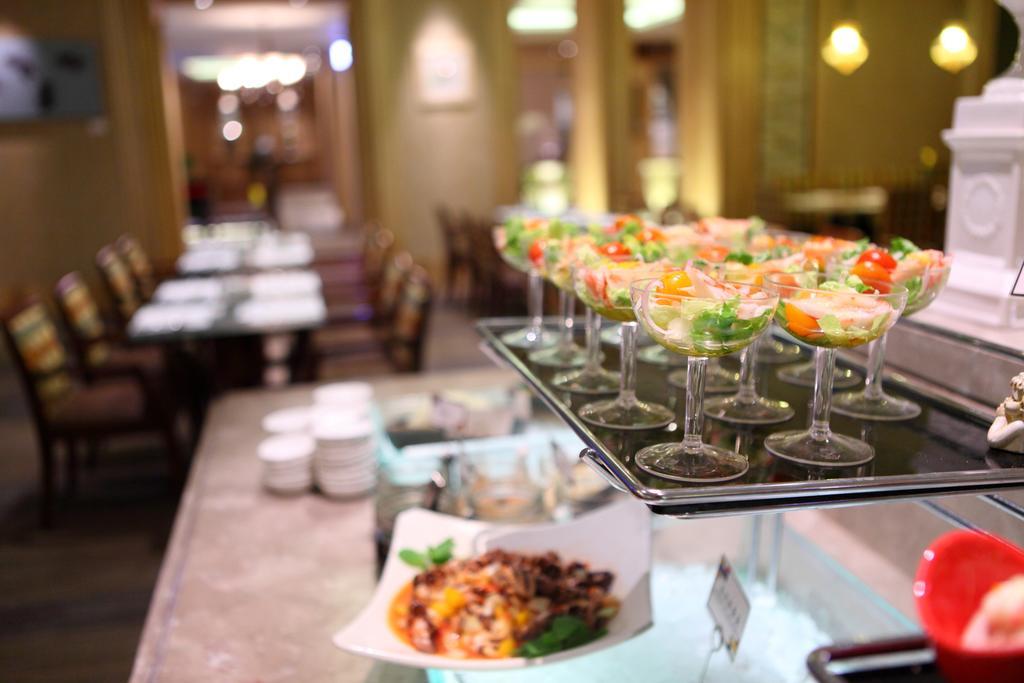 Chateau De Chine Hotel Hualien Eksteriør billede A buffet at a hotel