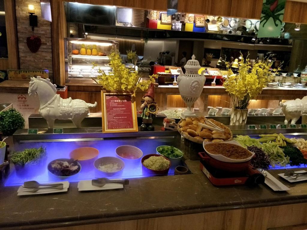 Chateau De Chine Hotel Hualien Eksteriør billede A salad bar
